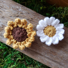 Load image into Gallery viewer, Crochet Flower Hairclip
