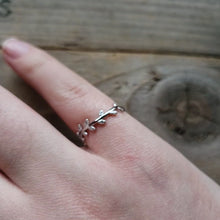 Load and play video in Gallery viewer, Sterling Silver Curved Vine Ring
